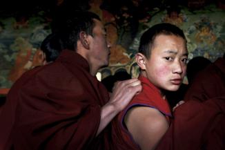 Des moines tibétains ont perturbé, jeudi 27 mars 2008, dans le temple du Jokhang à Lhassa, la visite de presse organisée par les autorités chinoises.