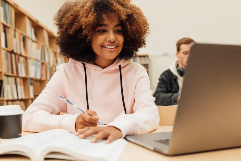 jeune fille suivant une formation en ligne avec Studi